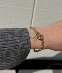 The Sis Kiss - Gallery Charm Bracelet: Gold