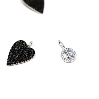 The Sis Kiss - Peace and Love Charm: Gold