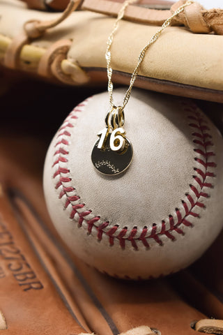 The Sis Kiss - Number Charms : Gold