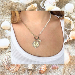 The Sis Kiss - Pearl and Paperclip Chain Charm Necklace: Gold