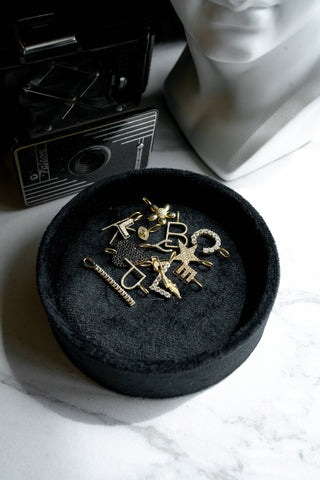 The Sis Kiss - Peace and Love Charm: Gold