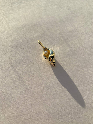 The Sis Kiss - Hampton Shell and Pearl Charm : Gold