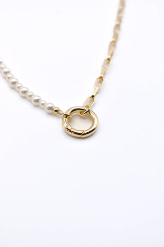 The Sis Kiss - Pearl and Paperclip Chain Charm Necklace: Gold